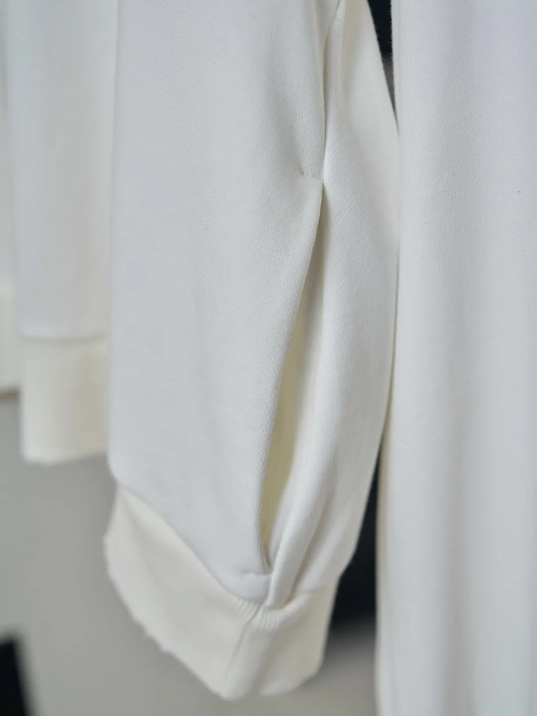 [Real auction] Acne Studios spray-painted distressed logo hooded sweatshirt (women's style) [In Stock] S M L custom air-oxygen soft cotton blend, soft and delicate, comfortable and skin-friendly. A mist-like make-up | Japanese milk white sets the tone, and the naturally smudged texture enriches the visual hierarchy, with a soft retro and relaxed Nordic temperament. The distressed Acne Studios logo on the back of the garment serves as the visual focus, forming a subtle contrasting aesthetic from the front and back, hiding ingenuity in a low-key manner. The natural old-fashioned smudge creates a layered beauty full of warmth, the neat hooded structure softens the shoulder lines, and the relaxed drop-shoulder cut outlines a stress-free and lazy silhouette. Simple and narrative, subtle and self-contained, it creates an effortless sense of sophistication. 1 Glue printing uses glue liquid paint to print patterns on fabrics, and bakes the fabric to fix the printed patterns. 2. Gradient distressed spray paint. By spraying dyes of different colors on the surface of the fabric, the clothes can show rich color changes under different lights and increase the visual layering. 3. Positioning and wear-and-tear. Many places on the garment body are regularly positioned and worn manually. Manual brush marks are added to add texture and depth to the surface of the clothing to imitate the texture of natural wear and tear. 4. Fermentation washing treatment: The fabrics have been fermentation washing, which makes the hand feel and texture better, is not easy to deform, shrink, and fade, and maintains long-term beauty and loose fit.